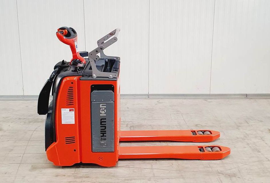 self-propelled-stackers